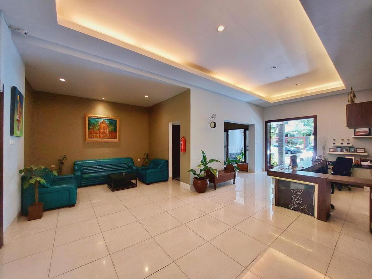 Shinta Guesthouse Malang Dış mekan fotoğraf