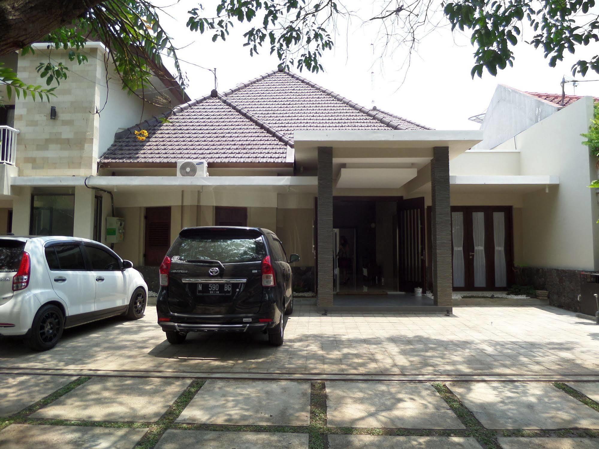 Shinta Guesthouse Malang Dış mekan fotoğraf